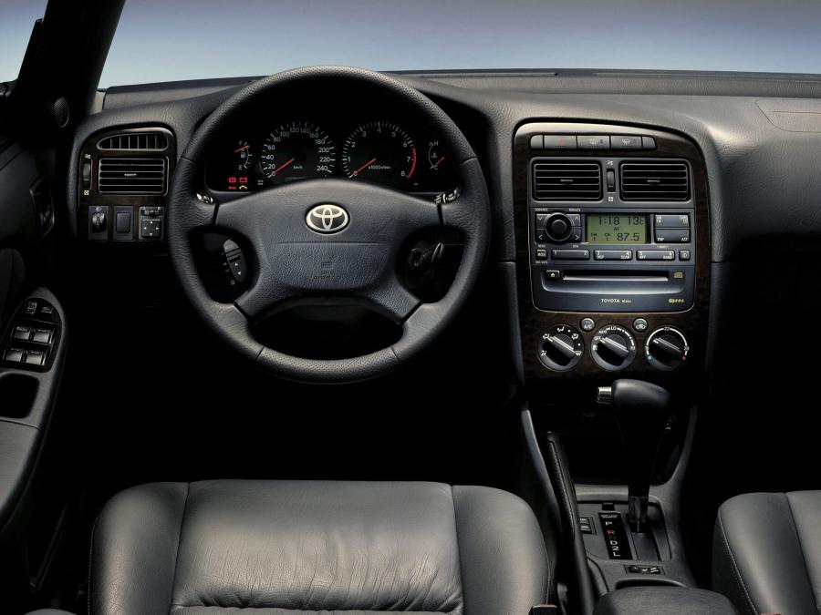Торпедо Toyota Avensis Sedan 2000 года  (фото 17 из 20)